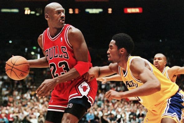 Figuras de la NBA, y fanáticos en Chicago lamentan el fallecimiento del exjugador de baloncesto Kobe Bryant 