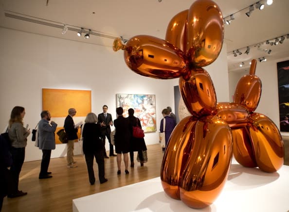 ‘Rabbit’ no es la primera obra con la que Koons impone un récord,
<b> en 2013 el artista plástico de 64 años obtuvo el mismo título con la venta de su obra ‘Balloon Dog Orange’</b>, por la cantidad de 58,4 millones de dólares.
<br>