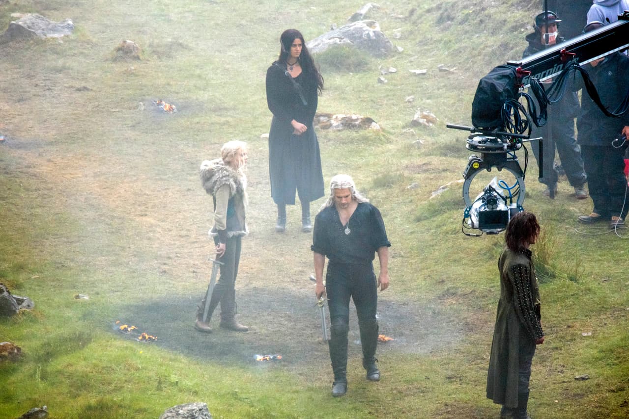 Henry Cavill, Anya Chalotra y Freya Allan (2022)