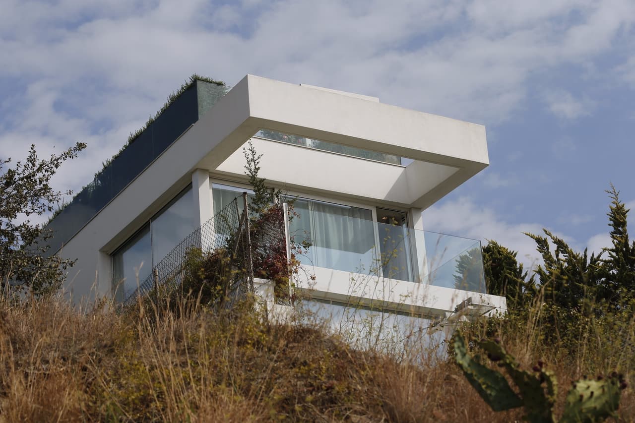 Según información de la revista Hola!, Piqué habría comprado esta parcela de 3,800 metros cuadrados en el año 2014 por una cifra que podría rondar los 900,000 euros.