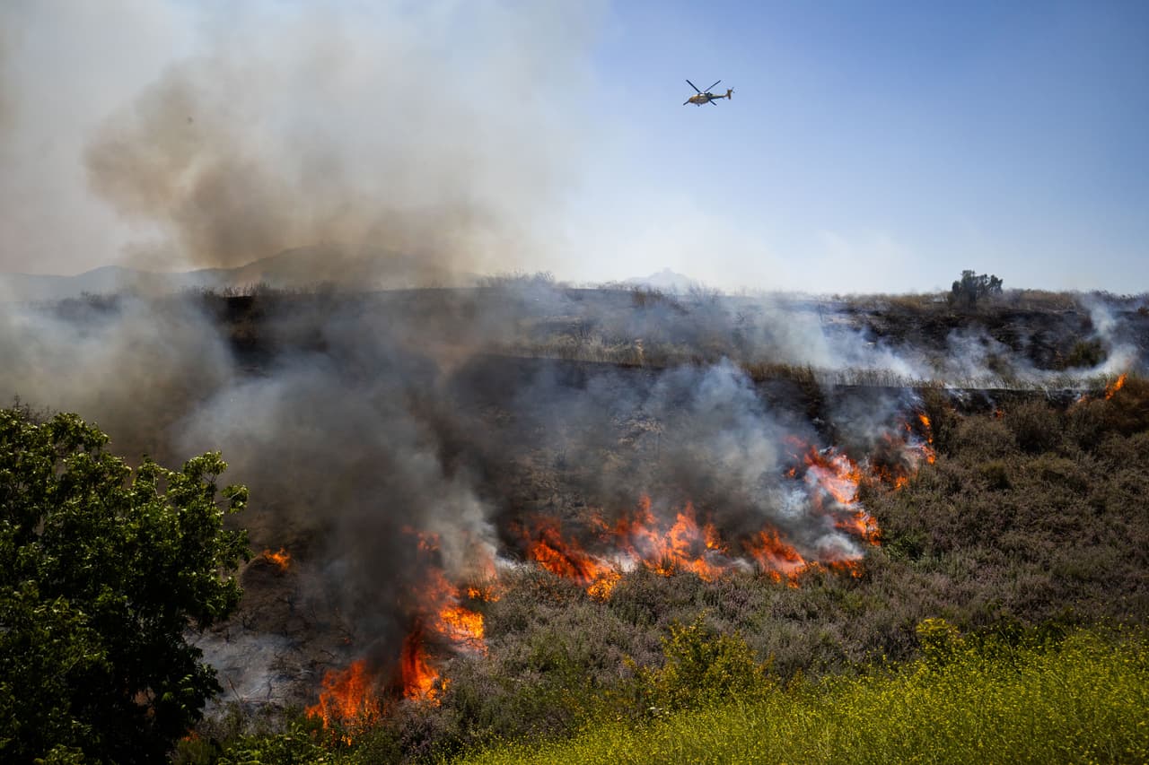 Evacúan a más de 20 mil personas por incendio forestal que amenaza viviendas en California