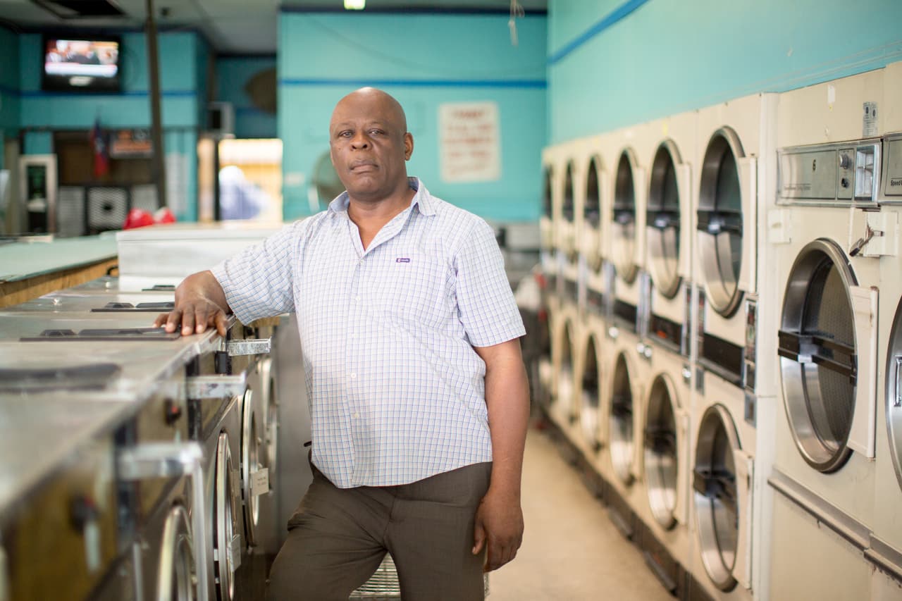 <b>Matthew</b> tiene 40 años en EEUU y es dueño de una lavandería en la Pequeña Haití. “El presidente no entiende que este país está formado por diferentes culturas. La mayoría de las personas que llegan a este país trabajan duro y con honestidad siete días a la semana. Yo trabajé sin descanso para tener este negocio y pago todos mis impuestos. Aunque tengamos diferentes colores o seamos de diferentes culturas todos somos seres humanos y merecemos respeto”.