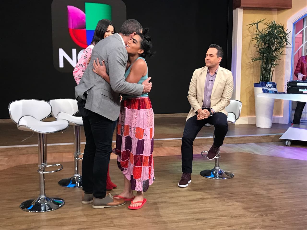 Lista para comenzar a disfrutar del fin de semana, Mela la Melaza llegó a Despierta América feliz y saludando a todos.