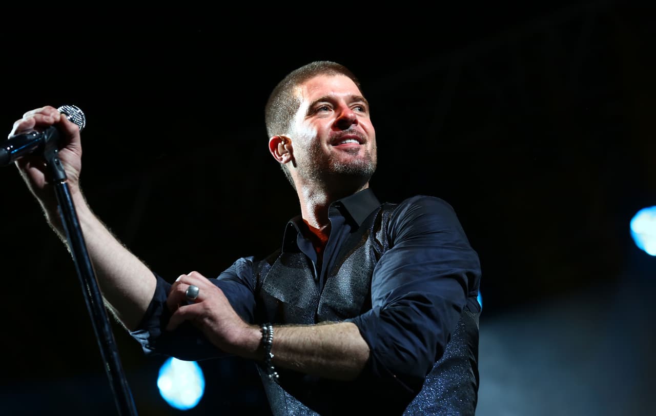 Pero además, este hombre es dueño de una sensualidad increíble y unos ojos azules que derriten a cualquiera.