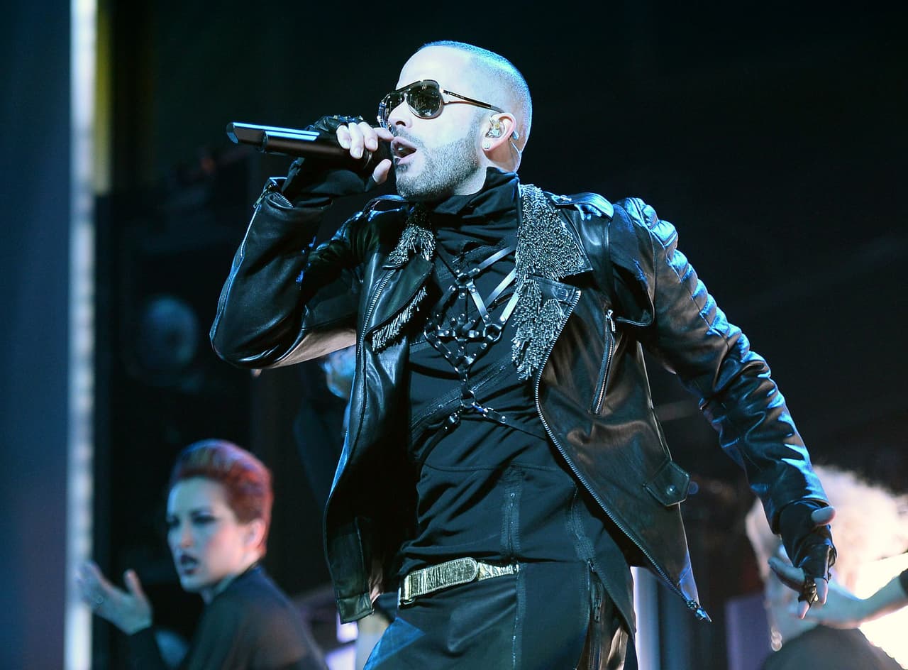 El nominado a Premio Lo Nuestro, está de lo más ardiente y verlo en el escenario es todo un agasajo.