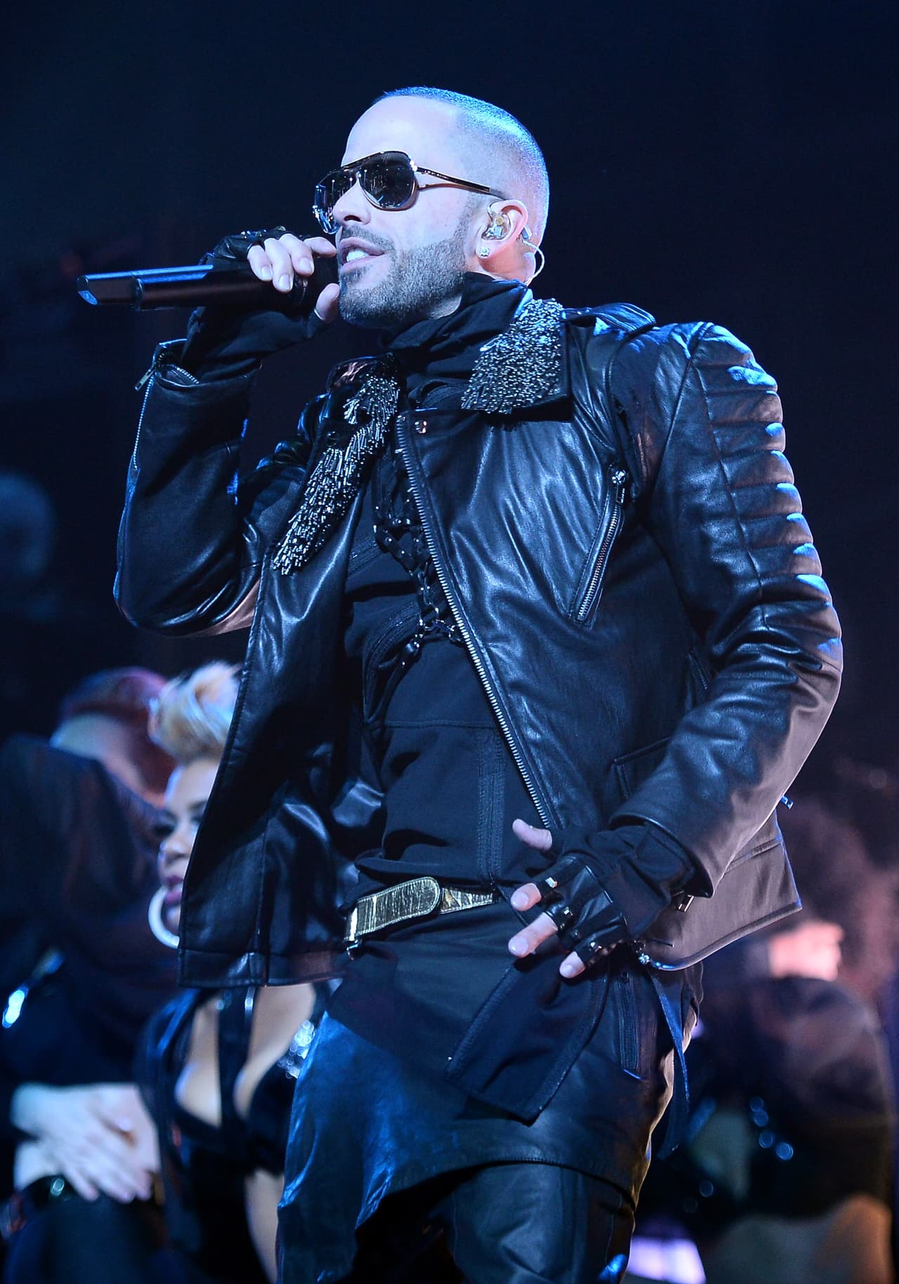 Con un toque de chico malo, este cantante es una sensación entre las chicas.