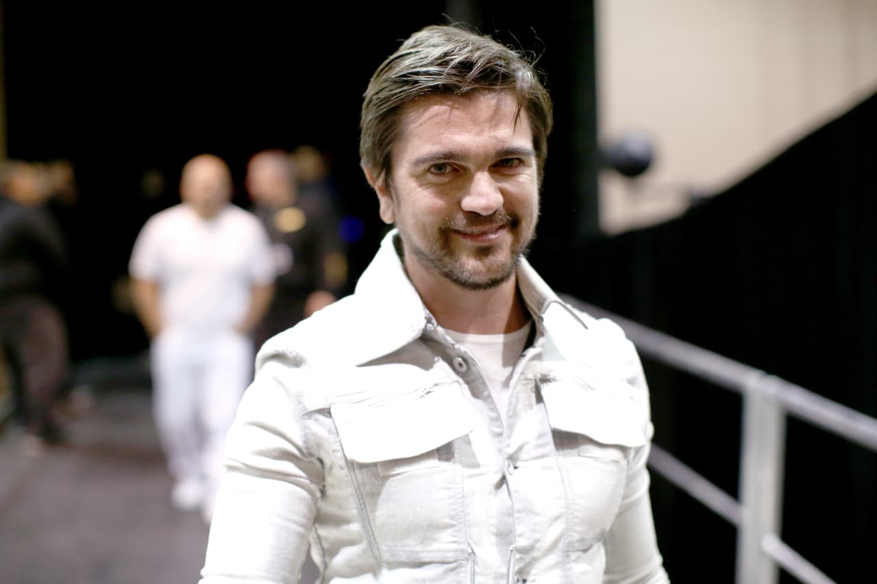 El colombiano es sin duda uno de los más atractivos de la música latina y está listo para derretir corazones, con o sin 'Camisa Negra'.