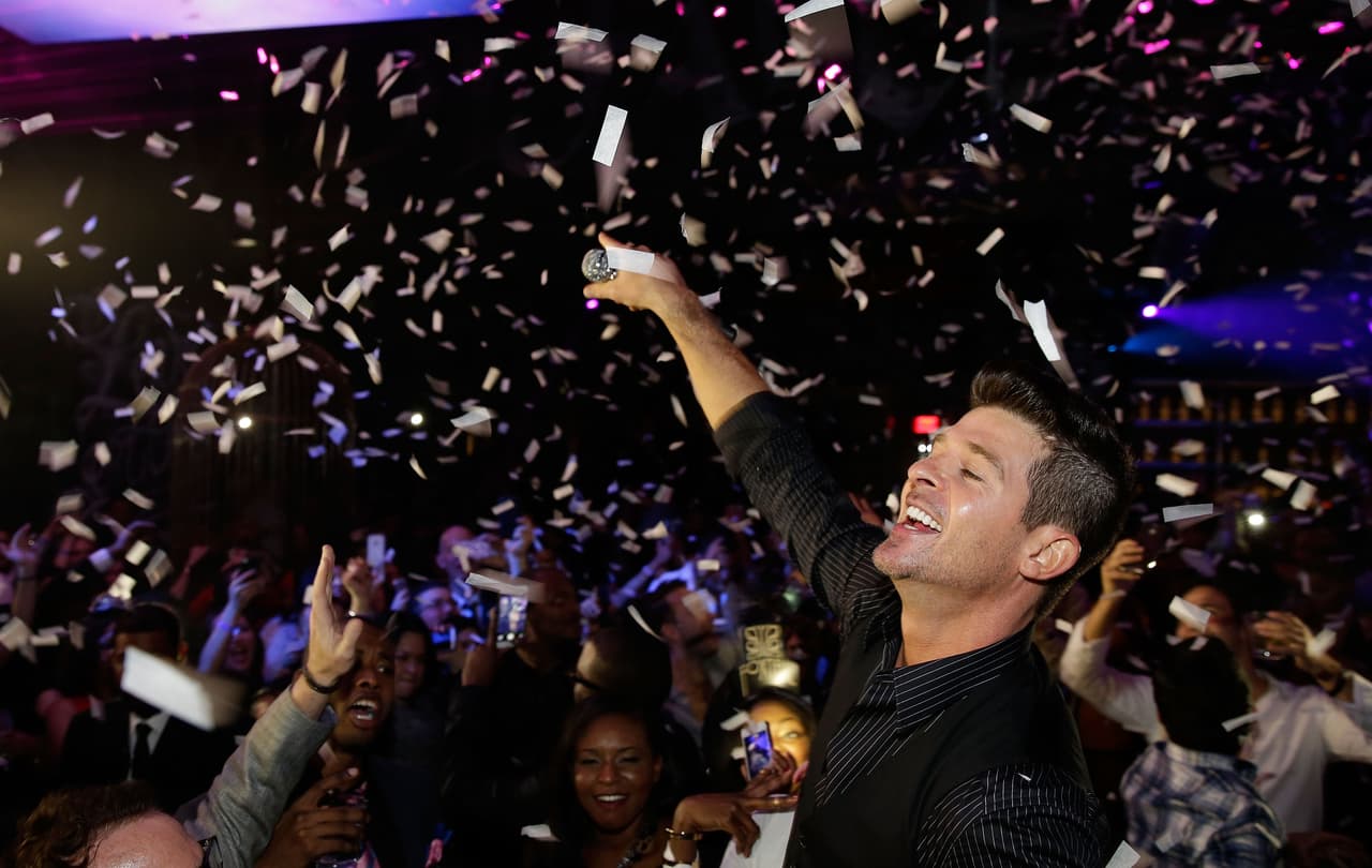 Chicas enjoy! Este señor es Robin Thicke y está hecho un guapo. Además de que sus ritmos son súper contagiosos.