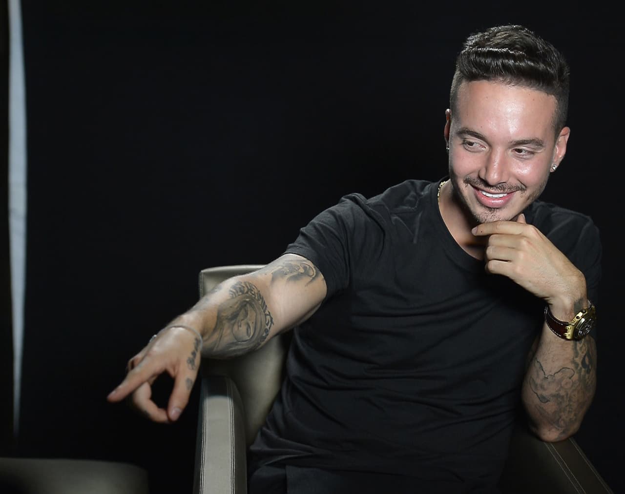 J Balvin tiene un encanto natural y él sabe que es una chulada.