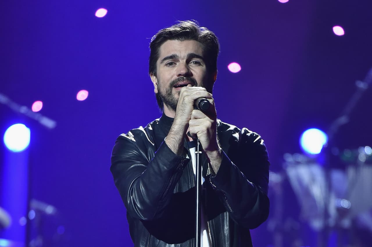 Sólo Juanes luce tanto esos ojos verdes y la barbita de candado,