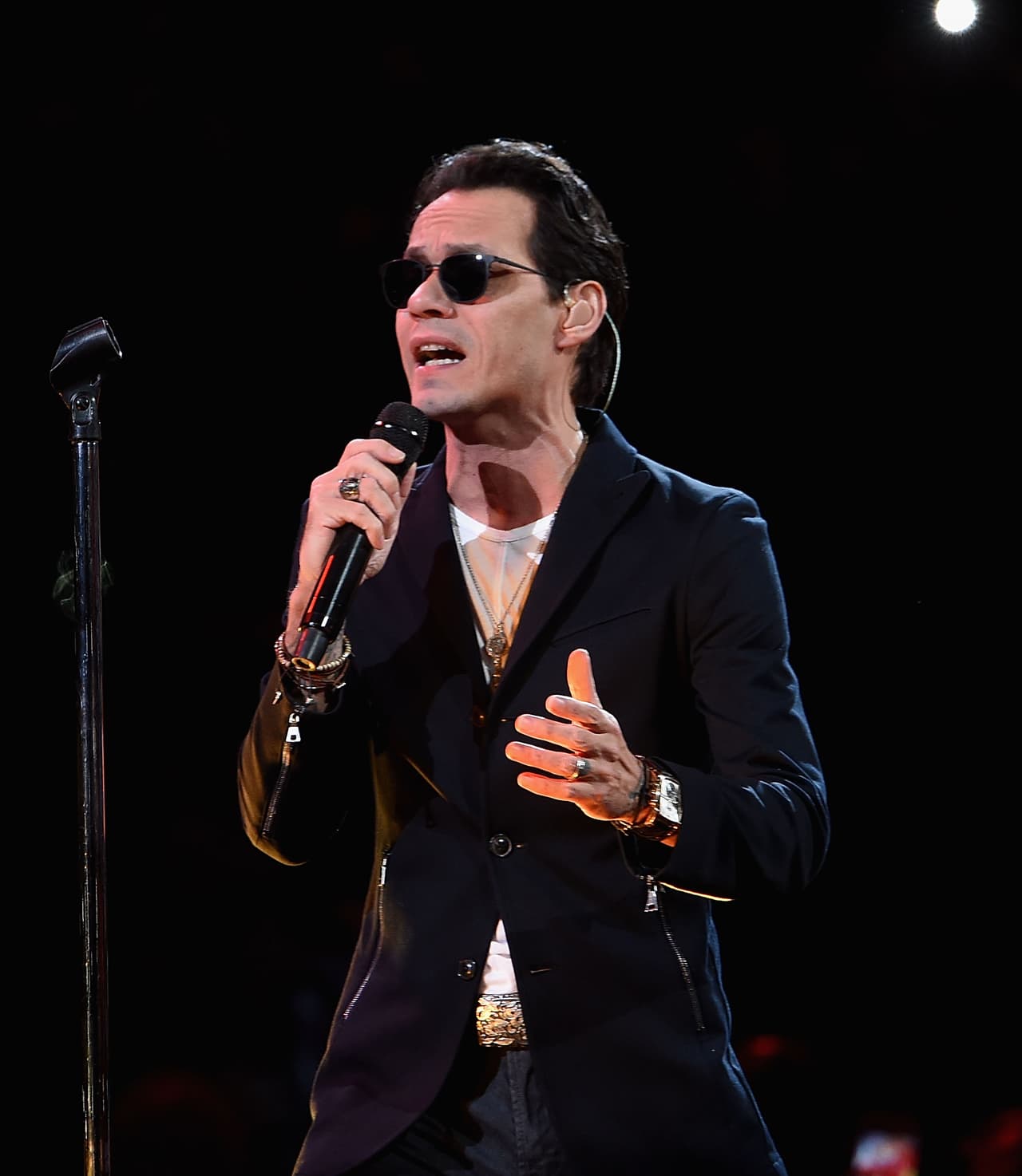 Entre la emotividad que tiene en su voz y esa manera de moverse en el escenario, pone locas a todas y más a su bella Shannon de Lima.