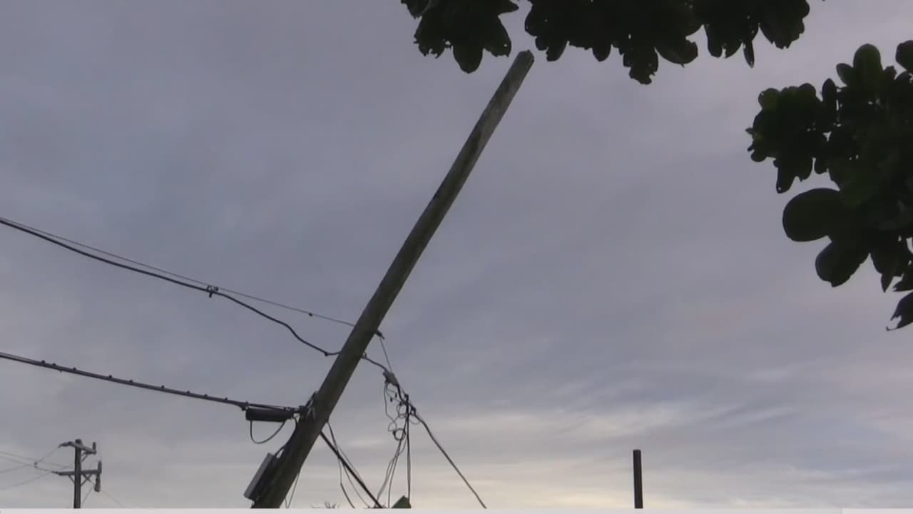 Un poste de una compañía de cable amenaza a esta familia de Miami y nadie responde 