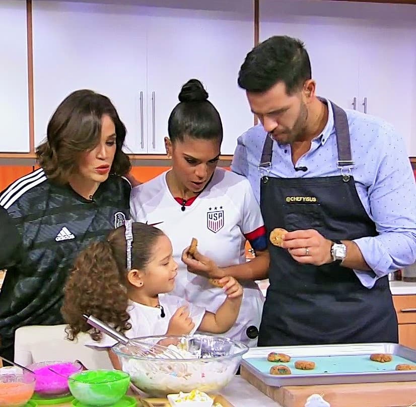 Anabella fue la encargada de darle el visto bueno a los postres, así que degustó con emoción las galletas que hizo junto a su papá, Karla y Francisca.