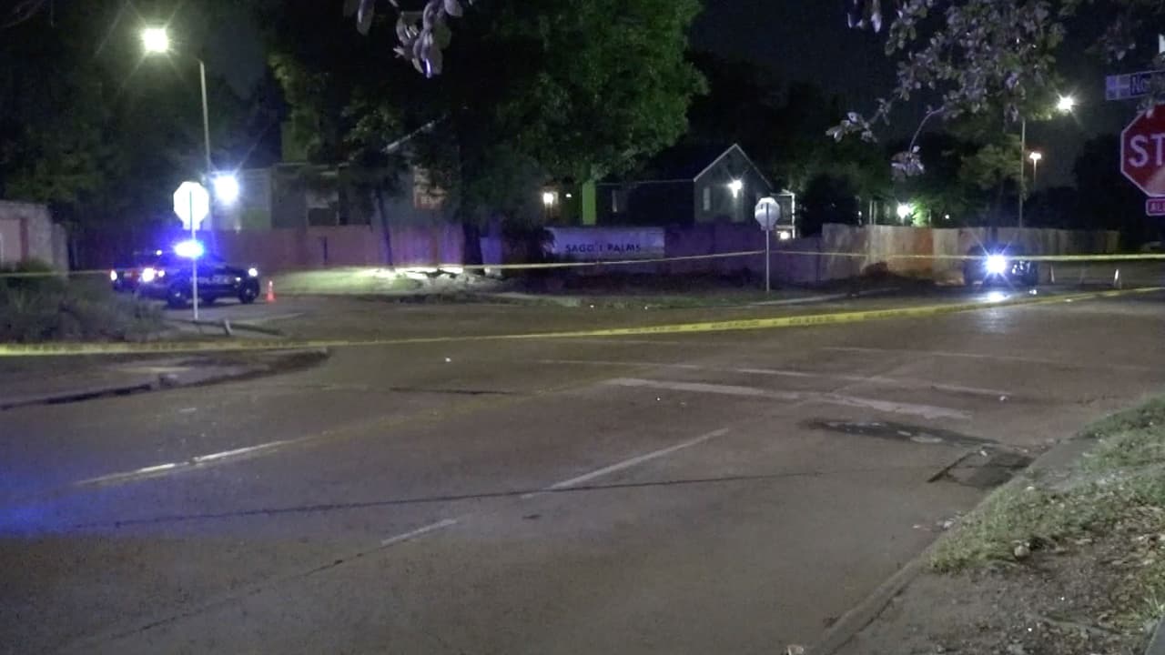 El auto donde viajaba Donelson, su hermano y madre, quedó atrapado en el fuego cruzado luego de haberse detenido en una señal de alto.