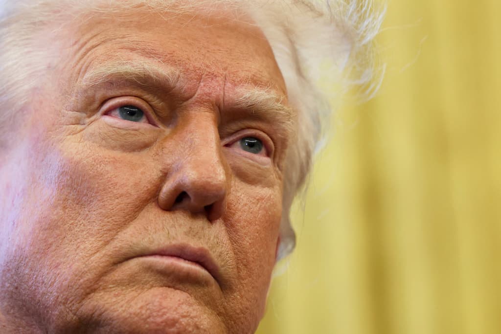 Trump dice que "no bromea" cuando habla sobre un tercer mandato suyo; defiende a los funcionarios en el 'escándalo Signal'