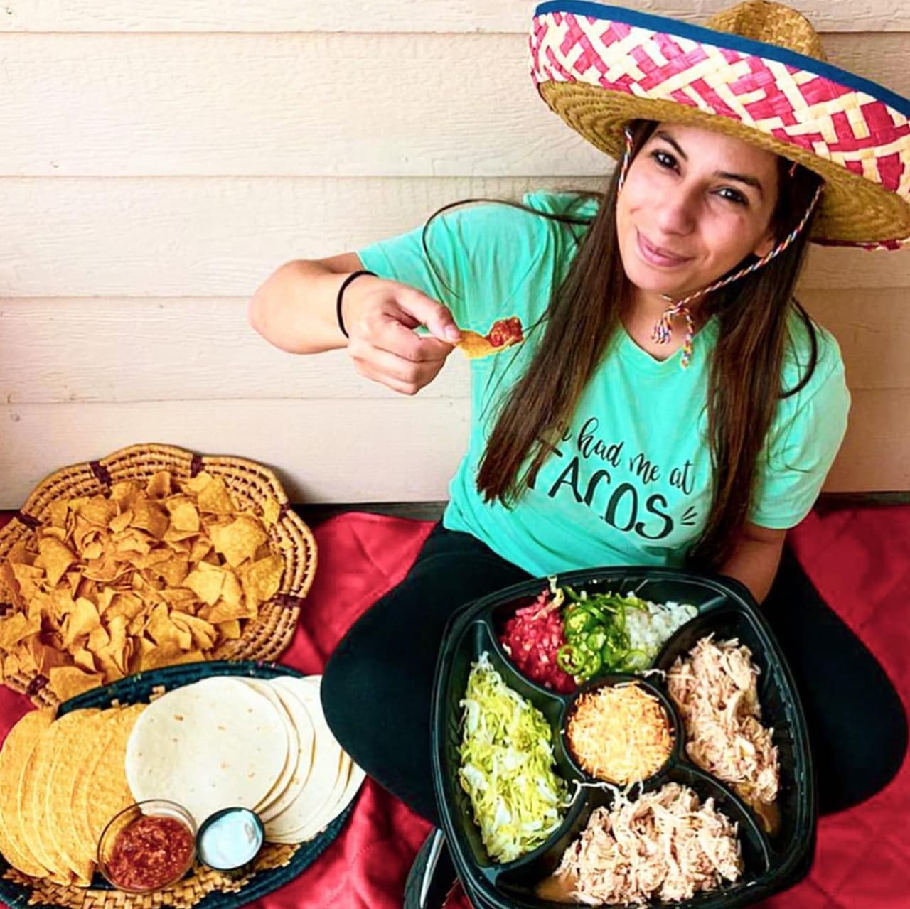 <b>Evento</b>: Cinco de Mayo Weekend Fiesta at Tijuana Flats
<br>
<b>Fechas</b>: 5, 6 y 7 de mayo
<br>
<b>Lugar: </b>Varias sucursales
<br>
<b>Sitio web</b>:
<a href="https://www.tijuanaflats.com/promotions/cinco">https://www.tijuanaflats.com/promotions/cinco</a>
<br>
<br>Tijuana Flats celebra el fin de semana del Cinco de Mayo con ofertas especiales y más. Habrá un denominado Menú Cinco, con productos a $5 todo el fin de semana. También habrá fiestas con obsequios de tacos, concursos y puntos dobles para los miembros.