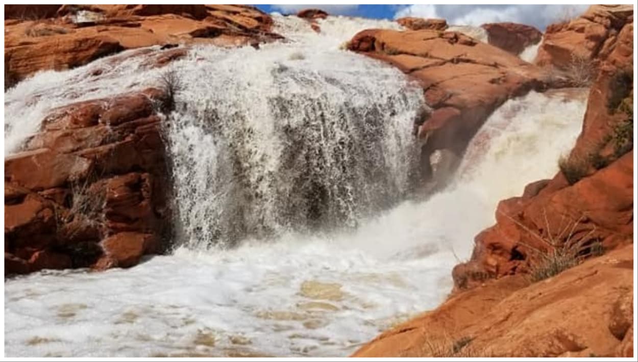 Rescatan a dos adultos y tres niños de una inundación en Snow Canyon