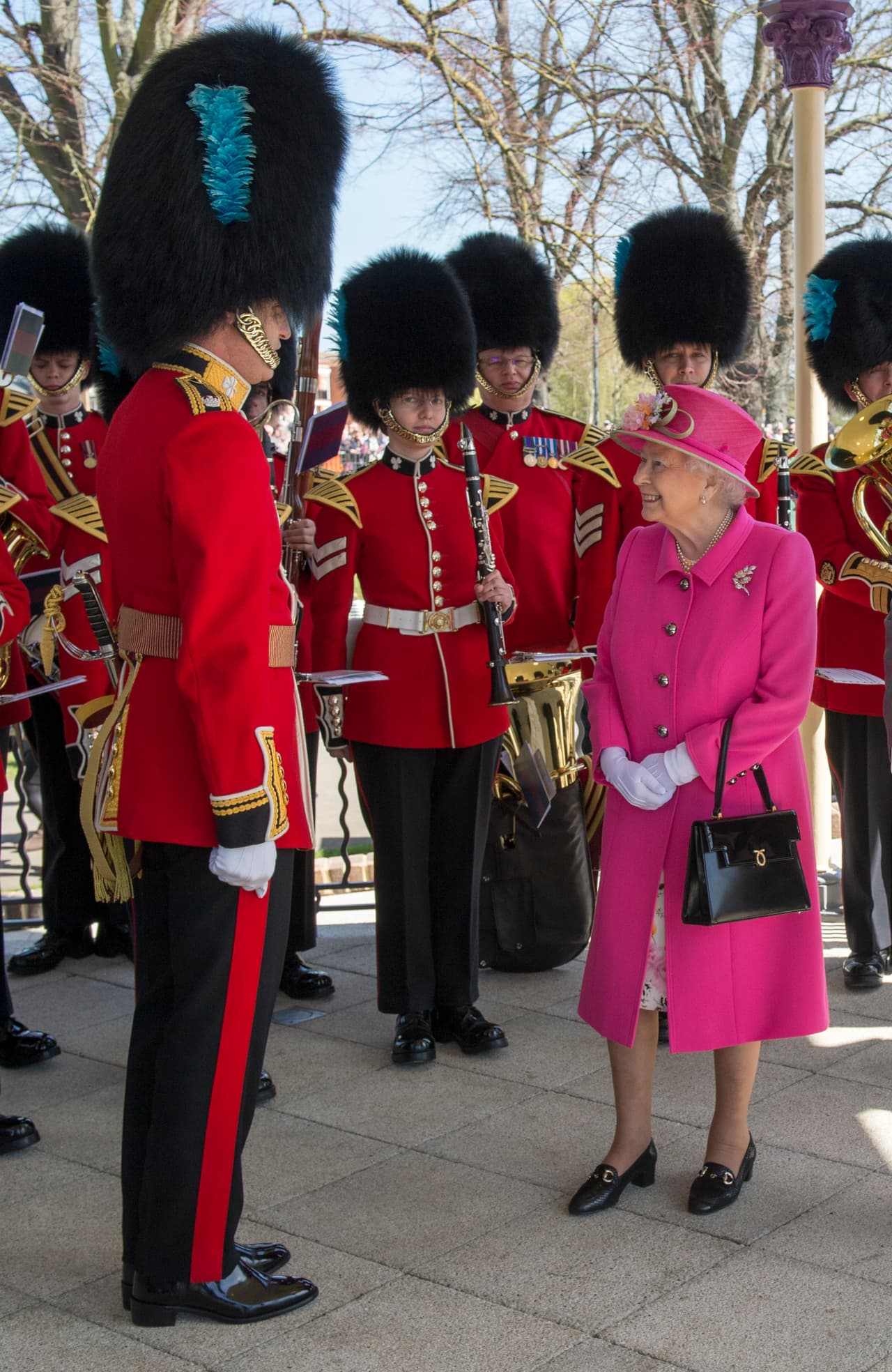 La Reina tuvo un día ocupado el martes 20 de abril, visitando la oficina postal y otros recintos.