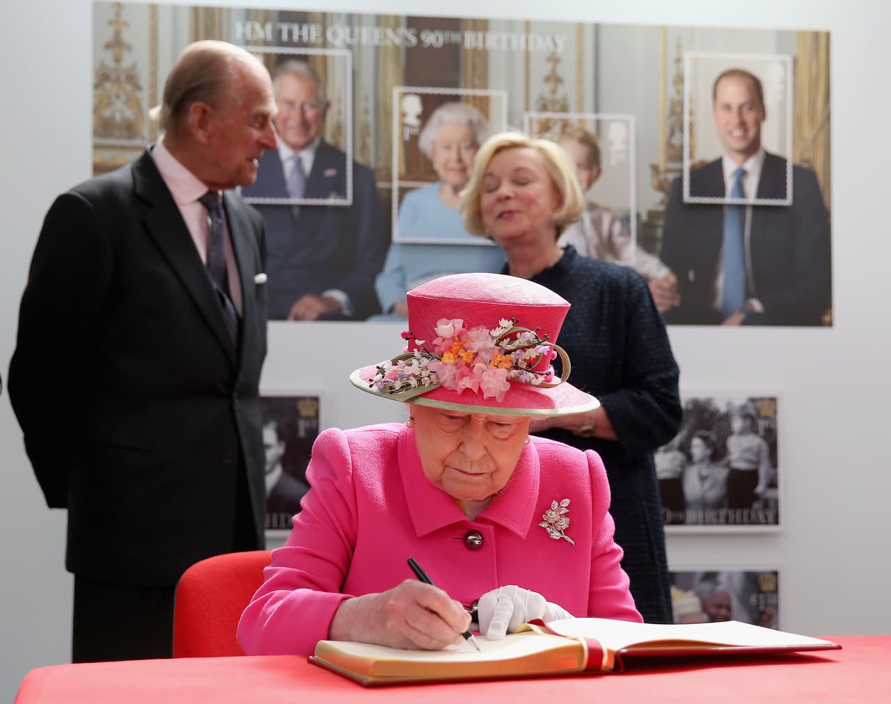 Celebraron el lanzamiento de sellos postales para conmemorar su cumpleaños 90.