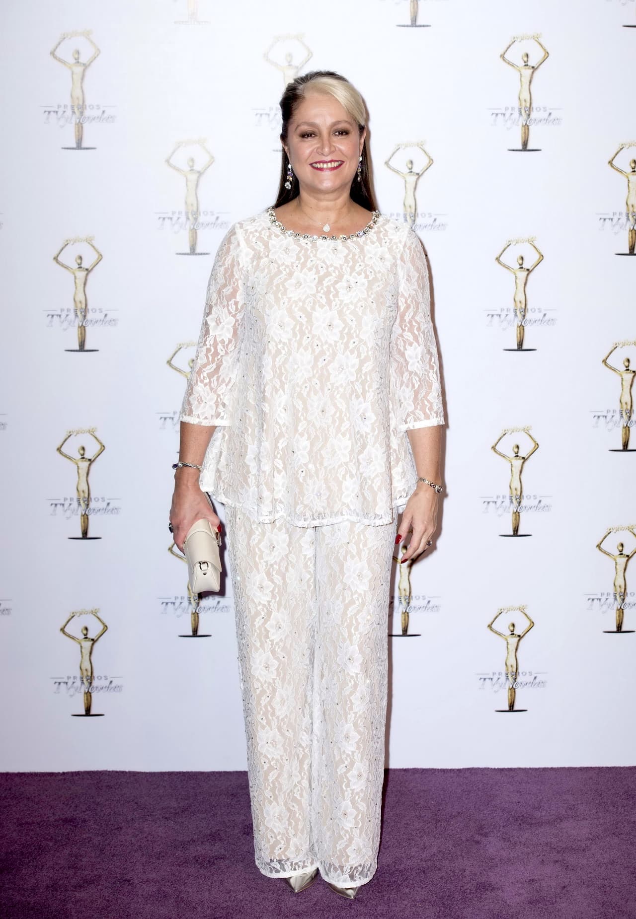<b><a href="http://www.univision.com/temas/daniela-romo">Daniela Romo</a></b> optó por vestir de blanco con un traje suelto.