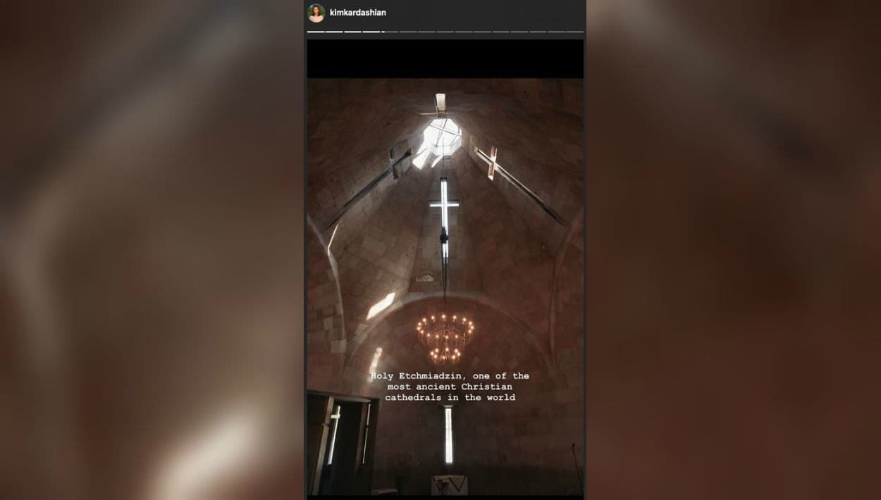 De otra parte, Kim Kardashian destacó en Instagram que la catedral en la cual bautizó a Saint, Chicago y Psalm, en Armenia, 
<b><a href="https://whc.unesco.org/en/list/1011" target="_blank">es una de las más antiguas del mundo</a></b>. En el año 2000, 
<b>la Unesco la declaró Patrimonio de la Humanidad</b>, por su valor histórico. La edificación de este templo comenzó en el año 301 DC y con el paso del tiempo se fue transformando hasta convertirse en lo que es hoy día.