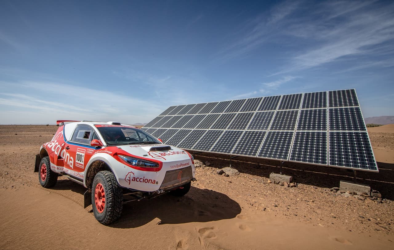 El
<b>Dakar 2017 comenzará el 2 de enero en Asunción</b>, capital de Paraguay, y recorrerá casi 5,600 millas de carrera a lo largo de 12 días, tras pasar por Bolivia, para culminar el
<b>sábado 14</b> con la etapa final y ceremonia de
<b>llegada</b> en
<b>Buenos Aires</b>, capital de Argentina.