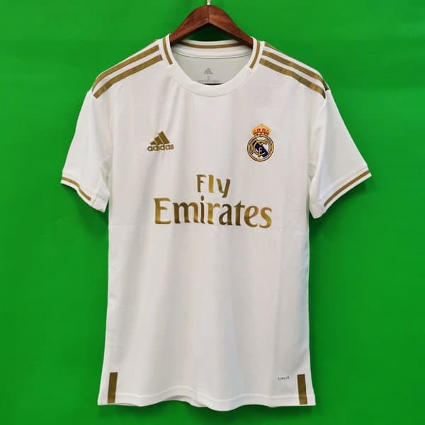 Ya es oficial: el Real Madrid vuelve a combinar su blanco tradicional con los detalles dorados como aquella playera de la temporada 2011/12. Este jersey, muy sencillo, fue presentado por los jugadores del primer equipo en las redes sociales del club.