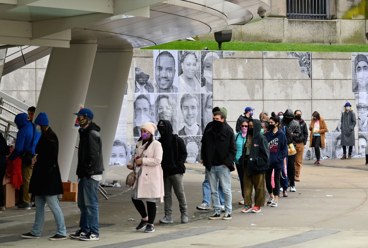 Los votantes hacen fila el viernes para emitir sus votos anticipados para las elecciones presidenciales de 2020 en el Museo de Brooklyn. Este es uno de los centros más concurridos del condado.