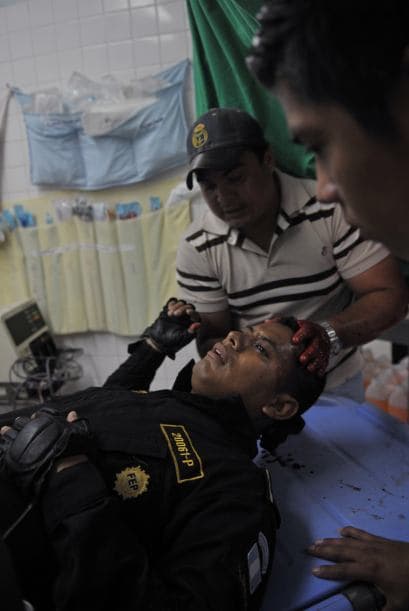 Aunque expertos han criticado al gobierno por los bajos salarios de los policías, que oscilan alrededor de los 700 dólares mensuales, se ha intentado estimular a las corporaciones para que no entren en las filas del crimen organizado.