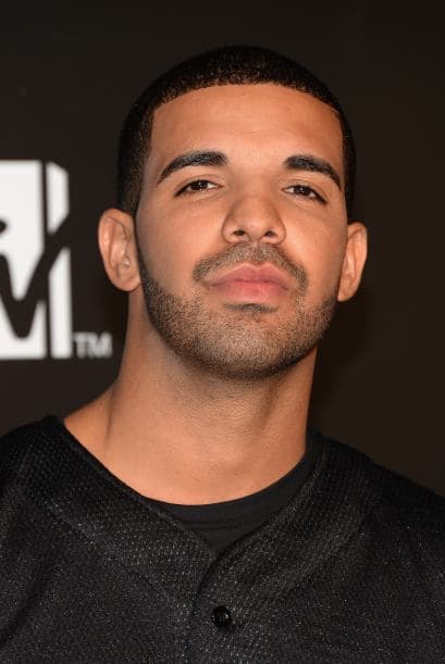 Drake le gusta mantener su presencia en redes sociales en privado. Desafortunadamente para el rapero, el DJ Khaled, reveló en un programa de radio que siguió a su amigo en Snapchat. Los fans se dieron a la tarea de encontrar la cuenta secreta y, desde el anuncio, el pinchadiscos ha preferido mantener en silencio su amistad con Drake.