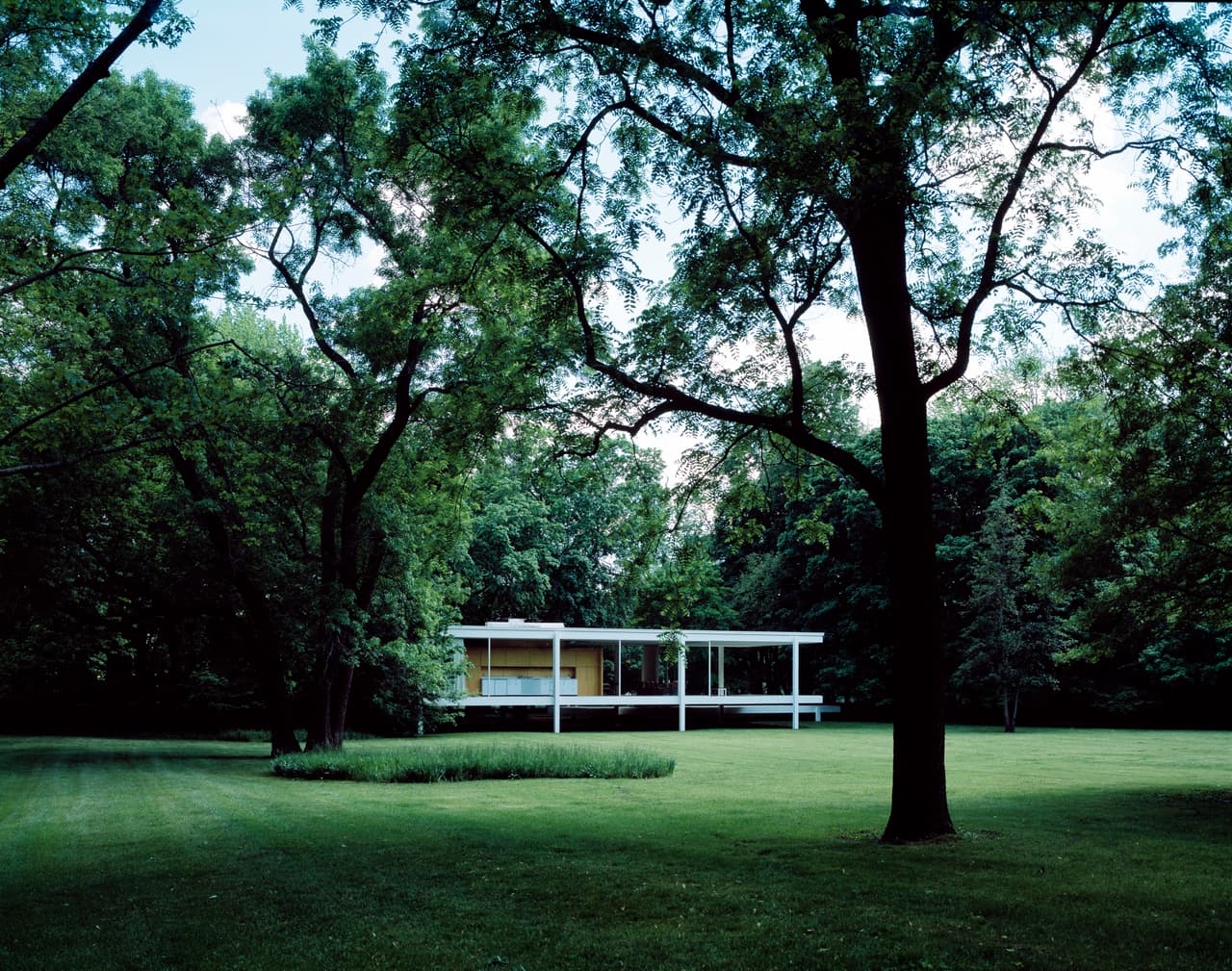 <b><i>Farnsworth House, Illinois.</i> </b>A unas dos horas al sur de Chicago se encuentra este monumento histórico nacional, una propiedad privada que celebra la vida y los tiempos del renombrado médico y científico Dr. Edith Farnsworth. En este momento se pueden comprar boletos por adelantado para disfrutar caminando por los senderos alrededor de la casa.