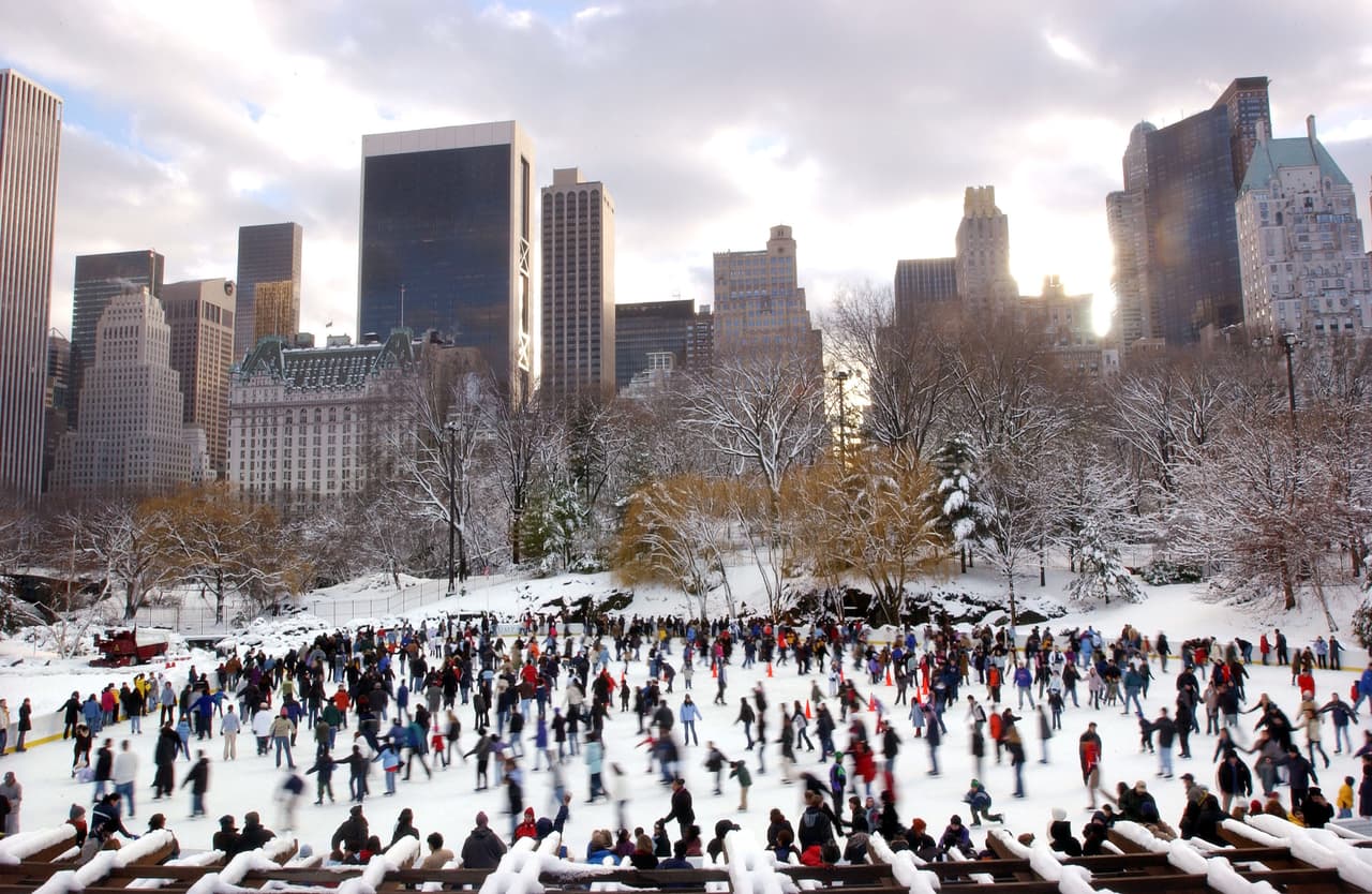 Espera la primera nevada: 
<b>Visita Central Park</b>. Ver los árboles y el césped del Central Park cubiertos de nieve es una linda experiencia. También podrás patinar en la pista de patinaje sobre el hielo del parque.