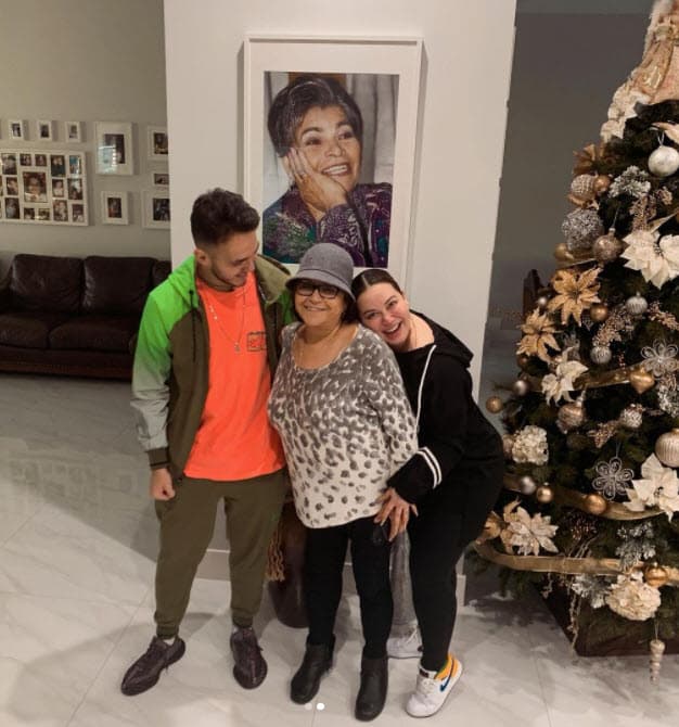 La madre de la fallecida Jenni Rivera les dijo a sus nietos: "Ustedes no tienen madre o padre aquí pero les sobra MUCHA abuela, relató Juan Ángel en su publicación de Instagram.