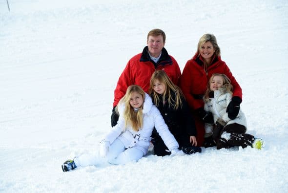 Catharina-Amalia es la hija del rey Willem Alexander y su esposa la reina Máxima. Willem ascendió al trono en 2013, luego de la abdicación del trono por parte de su madre, la reina Beatriz.La princesa de Orange, la mayor de tres hermanas, a sus 11 años va a un colegio público, practica judo, jockey, le encanta la actividad hípica y habla perfectamente holandés, español e ingles.Y aunque sus apariciones públicas por el momento son limitadas, sus papás se aseguran de incluirla en las actividades tradicionales y necesarias para su formación como futura reina.