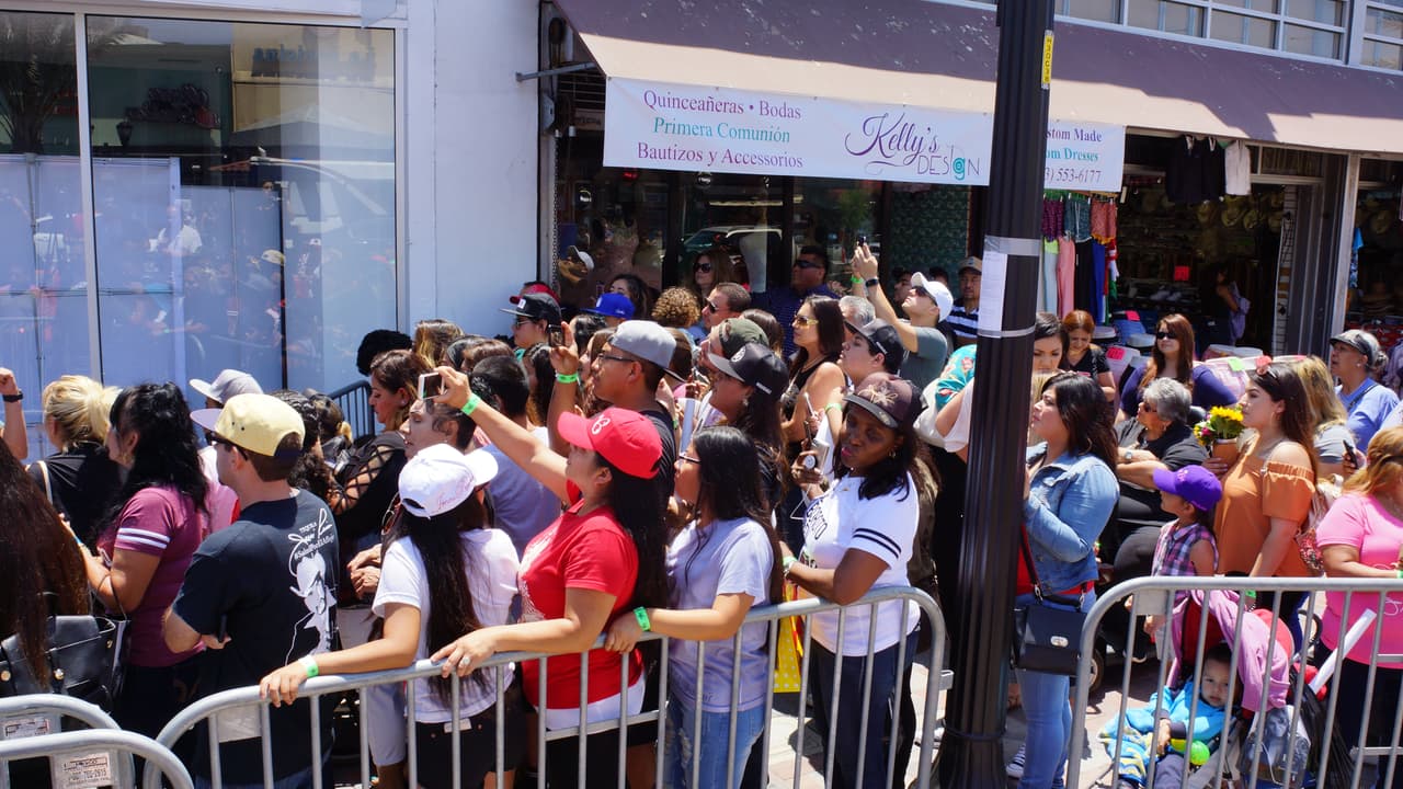 A la hora del corte del listón, todo mundo quiso captar el momento con sus celulares.