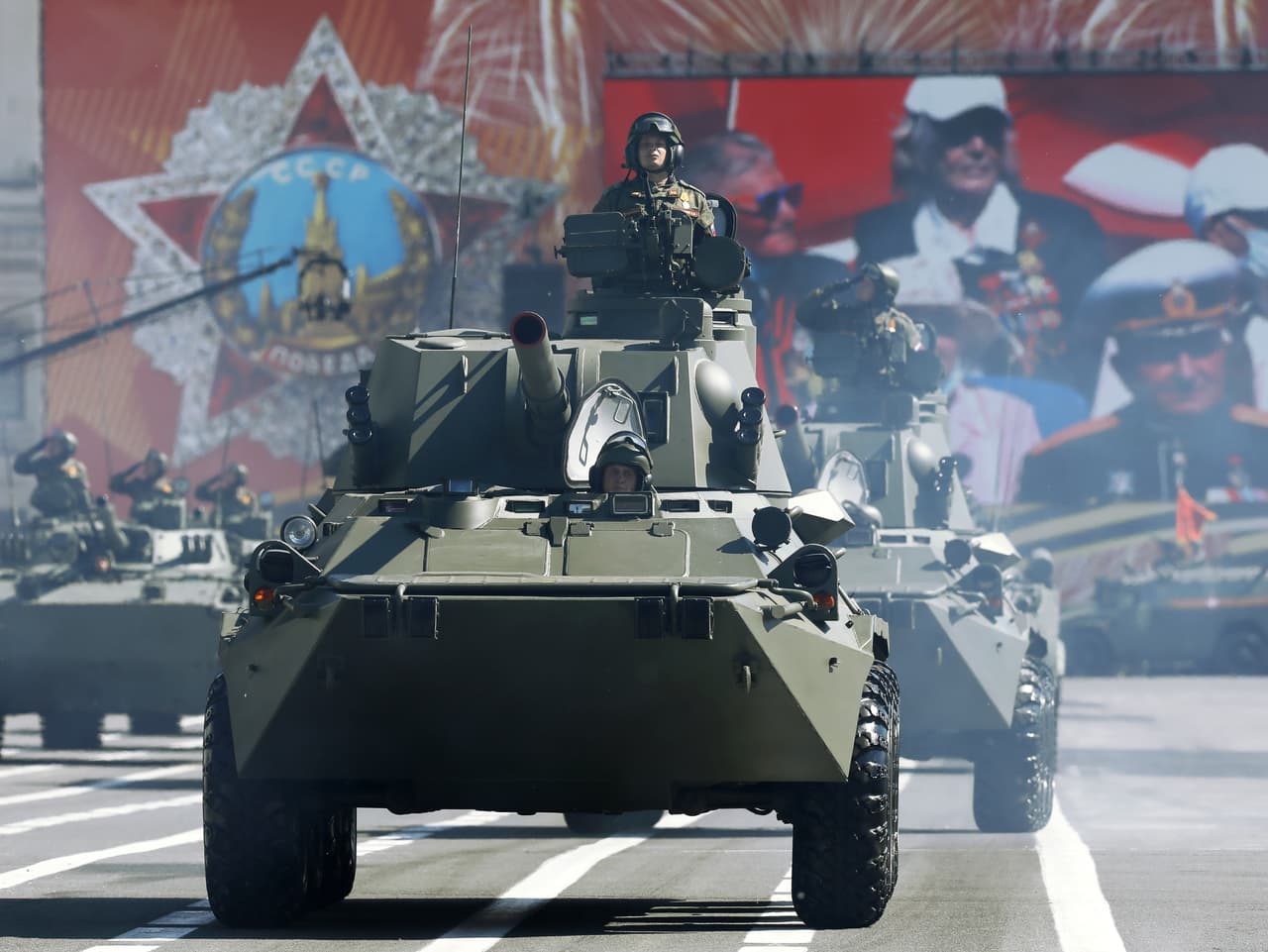 En la parada militar celebrada en la Plaza Roja de Moscú desfilaron 14,000 soldados, así como tanques, misiles, sistemas antiaéreos y aviones, algunos de los cuales participan en la
<a href="https://www.univision.com/temas/guerra-en-siria">guerra en Siria</a>.