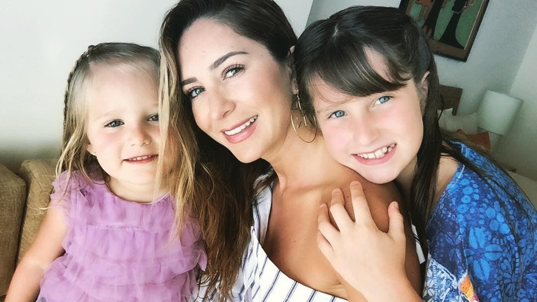 El 8 de octubre, Geraldine Bazán compartió esta fotografía de un viaje que realizó a Acapulco con sus dos pequeñas.