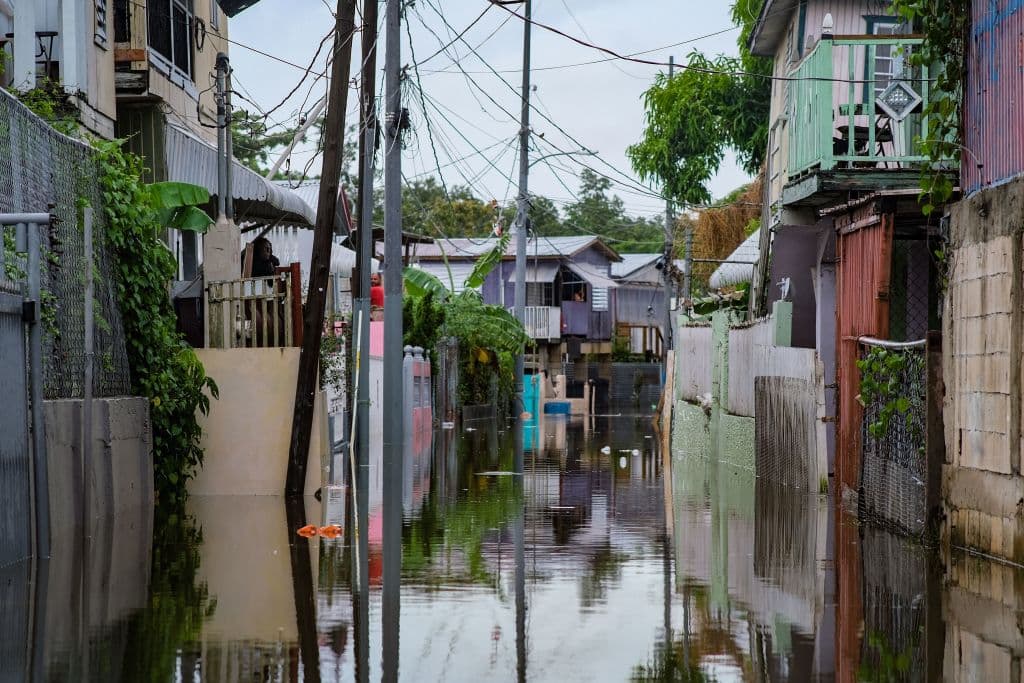 Fiona causó la peor inundación en Puerto Rico desde el huracán María en 2017 y produjo un apagón generalizado en toda la isla. Una semana después, miles de usuarios continúan sin corriente y también hubo cortes de agua. 
<b>Lee también:</b> 
<a href="https://www.univision.com/noticias/huracanes/huracan-fiona-por-que-puerto-rico-vulnerable">¿Por qué Puerto Rico es tan vulnerable cuando pasa un huracán? </a>