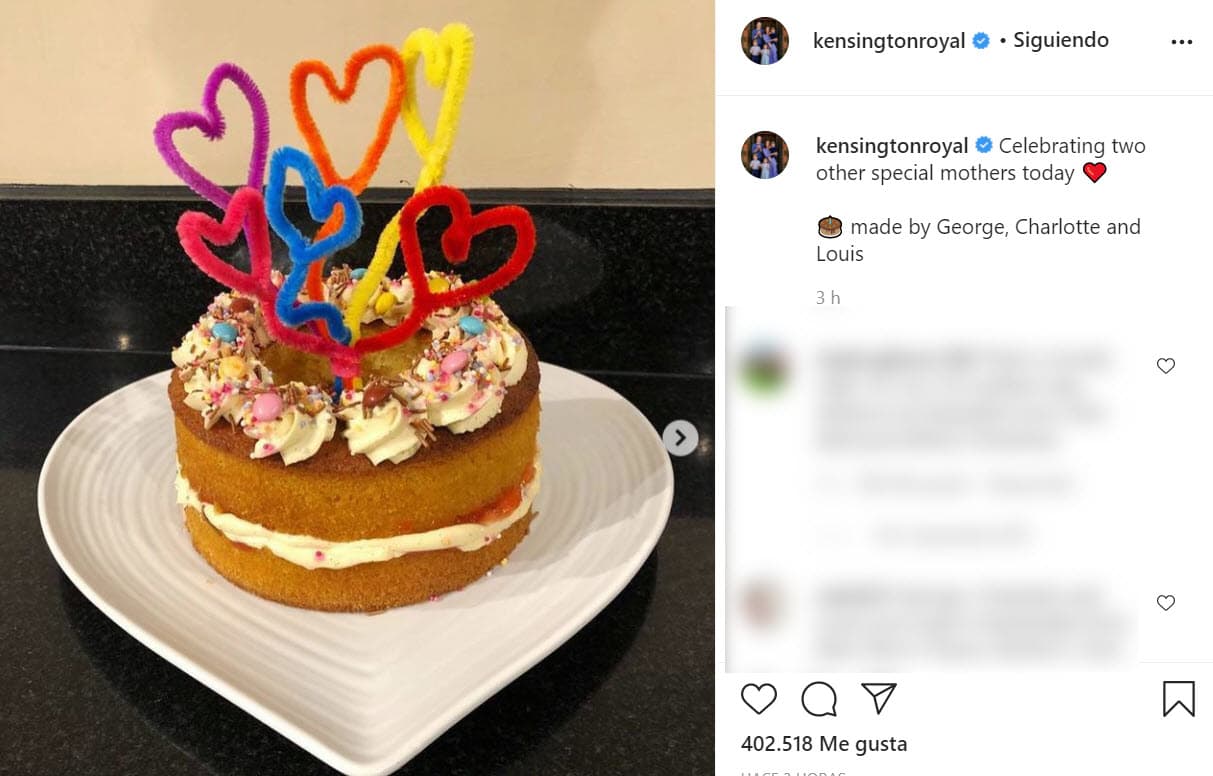 Más tarde, también se publicó esta imagen en la que aparece
<b><a href="https://www.instagram.com/p/CMZ0j2gF1x0/" target="_blank">un pastel hecho por los pequeños </a></b>como obsequio a su madre, Kate Middleton.
<br>