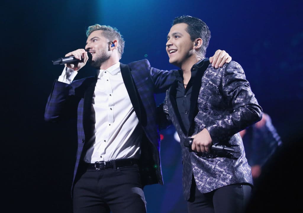 Uno de los éxitos más grandes que 
<b>Nodal</b> comparte con otro artista es tal vez ‘
<i><a href="https://www.youtube.com/watch?v=OO8JK28aaMw" target="_blank">Probablemente</a></i>’, con la colaboración de 
<b>David Bisbal</b>. Se lanzó en 2017 y tiene más de 183 millones de reproducciones en Youtube.