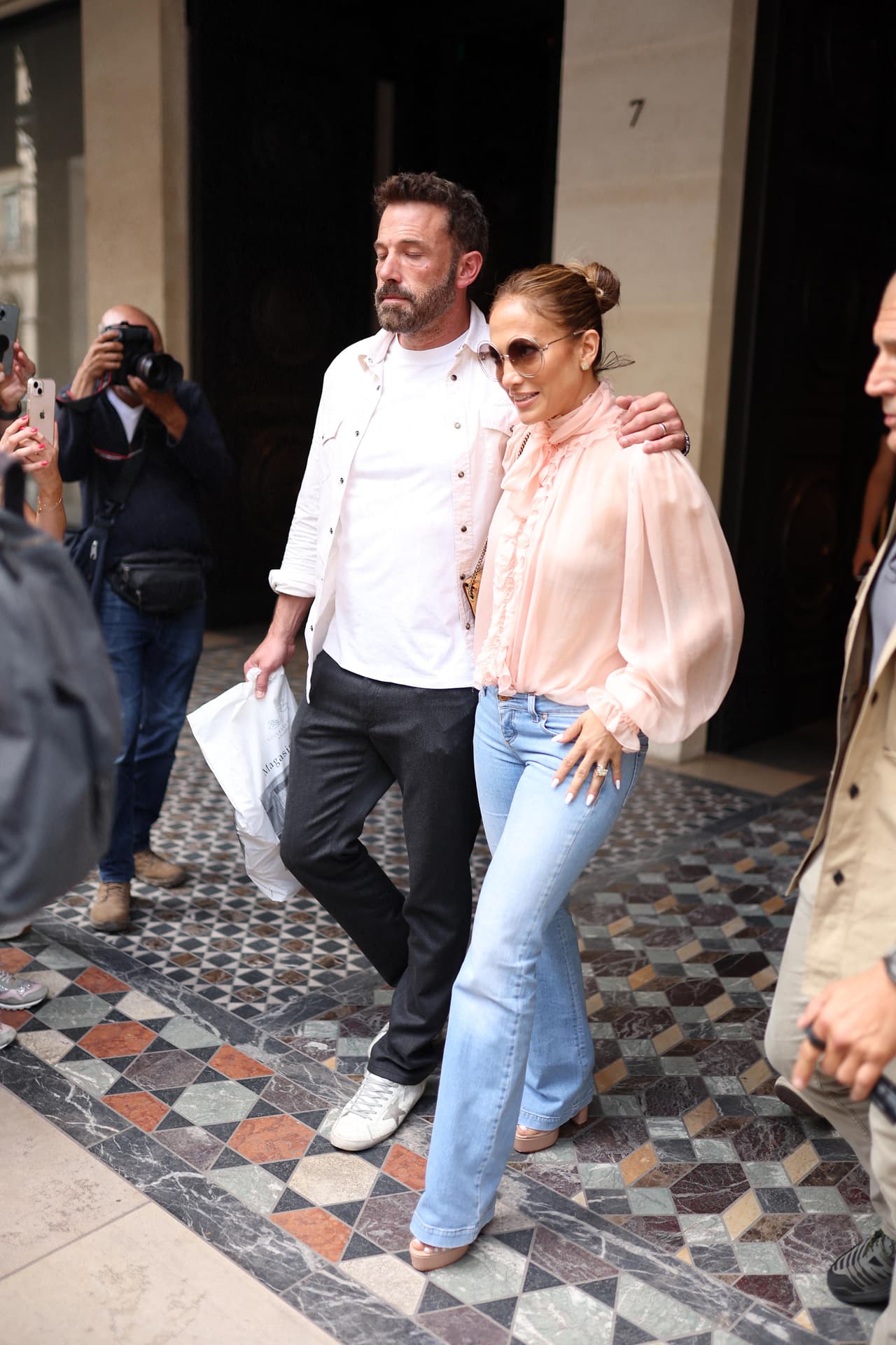 También se puso esta blusa de gasa rosa de Dolce & Gabbana.
<br>