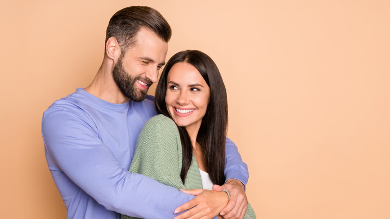 Estudios revelan los beneficios de la terapia con abrazos.