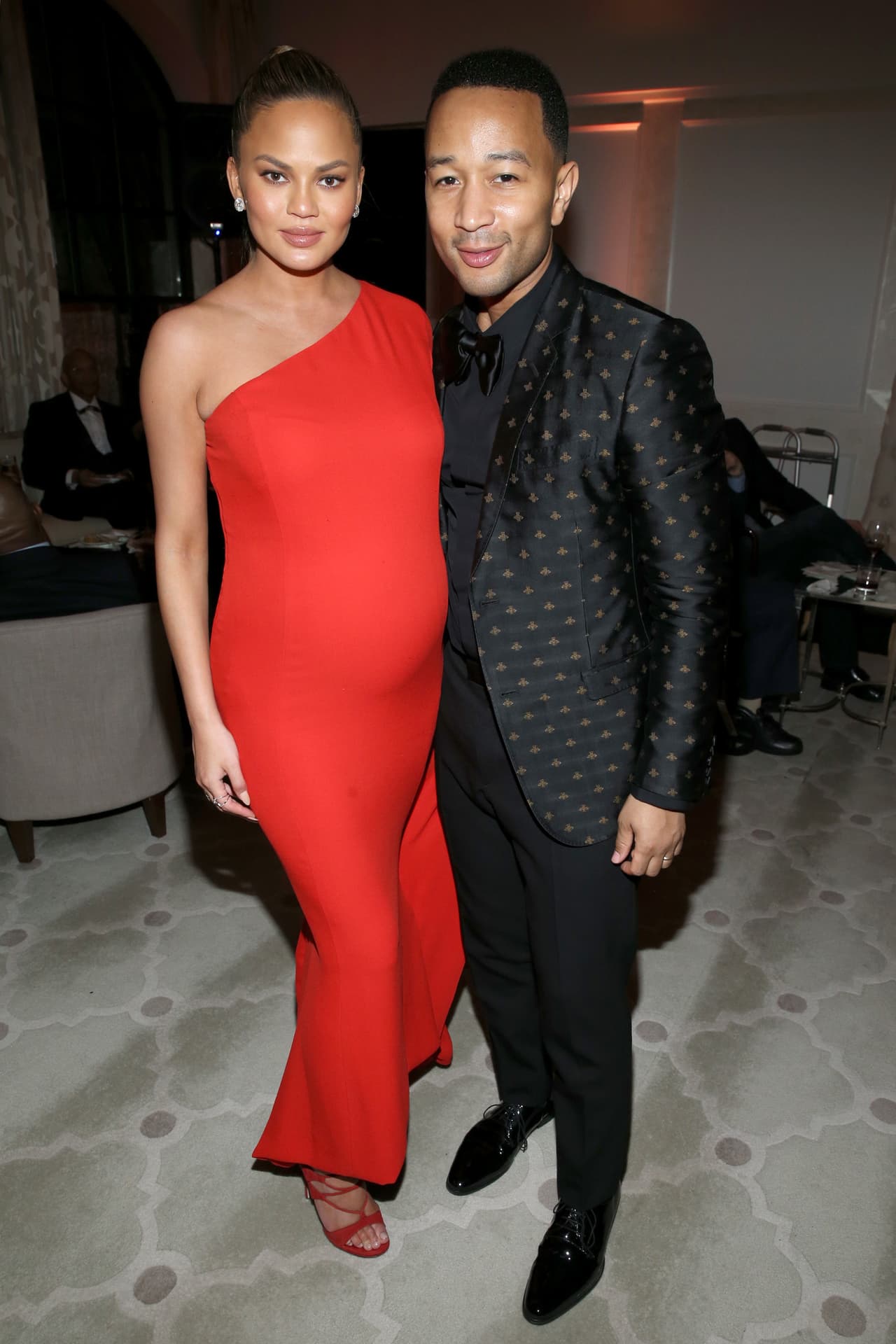 Acentuar los hombros y dejar que el vestido caiga sobre tu silueta parece ser su mandato.