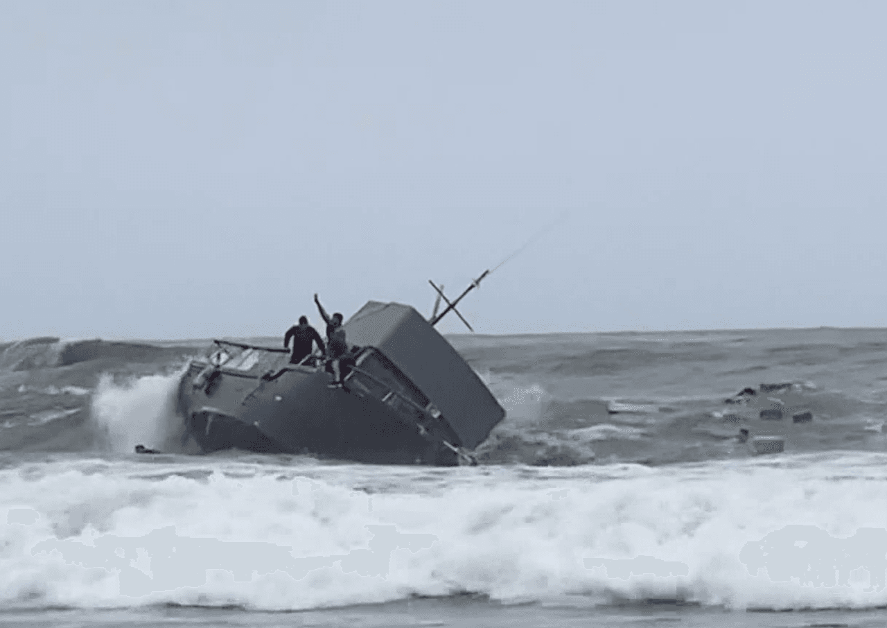 Los inmigrantes a bordo del 
<a href="https://www.univision.com/local/los-angeles-kmex/esto-es-lo-que-se-sabe-del-naufragio-en-california-que-deja-al-menos-cuatro-muertos-video">bote que naufragó</a> en las cosas de San Diego habría pago entre 15 a 18 mil dólares al piloto de la embarcación para llegar a las costas de EEUU de manera ilegal, de acuerdo con la Oficina del Fiscal de San Diego.