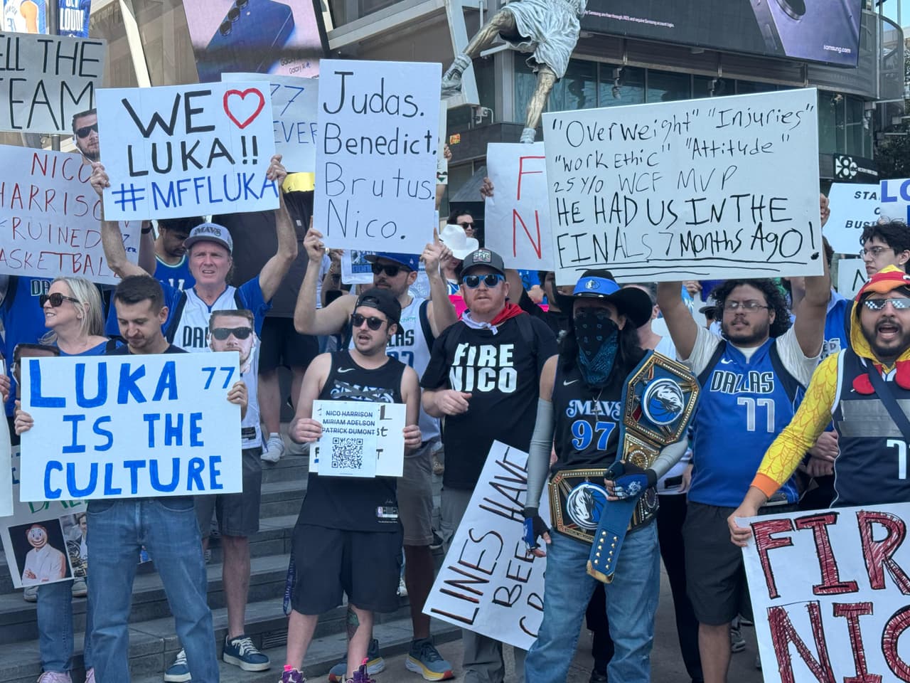 Los aficionados están reclamando a la administración del equipo de Dallas.