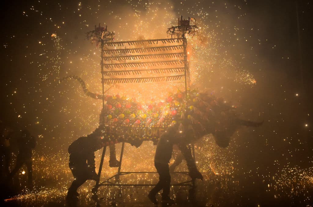 Esta localidad de la periferia de la Ciudad de México fue golpeada por dos accidentes que dejaron al menos
<b><a href="http://www.univision.com/noticias/explosiones/fue-espantoso-no-se-lo-deseo-a-nadie-un-testigo-cuenta-que-la-explosion-en-tultepec-arraso-con-todo-en-cinco-minutos">36 muertos en diciembre</a></b> y
<b><a href="http://www.univision.com/noticias/explosiones/tultepec-sacudido-por-una-nueva-explosion-tres-fallecidos-y-nueve-heridos">cuatro en marzo</a></b>. (Getty Images)