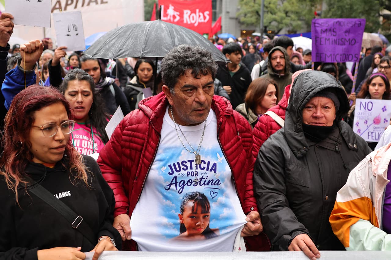 Miguel Heredia, abuelo de Agostina Vega, la joven de 14 años asesinada, participa en una protesta para exigir justicia durante una marcha conmemorativa del movimiento feminista "Ni Una Menos" en Córdoba, Argentina, el miércoles 3 de junio de 2026. (Foto AP/Nicolas Aguilera)
<br>