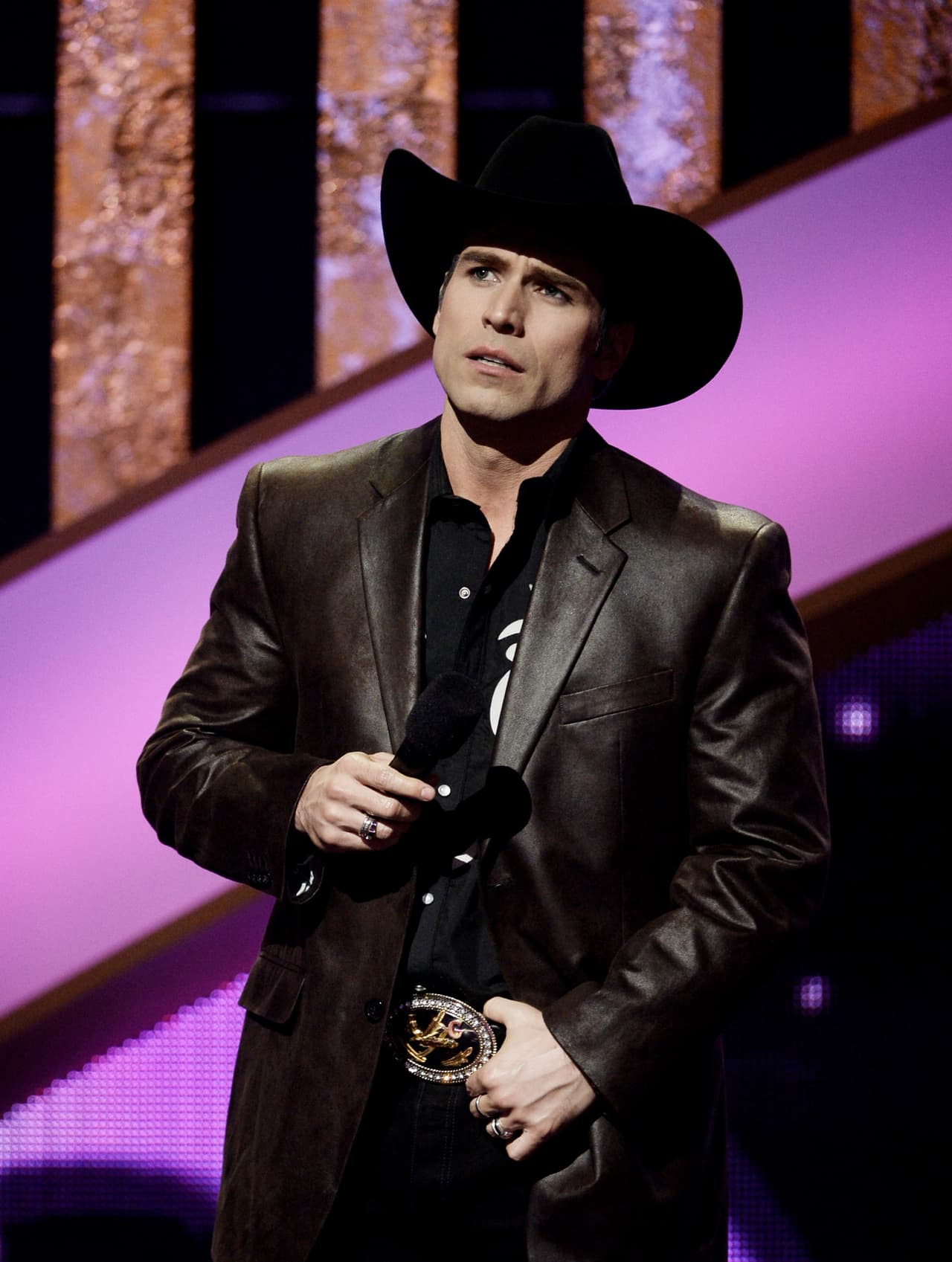 El tuit contradice la versión de que permanece en "rehab".