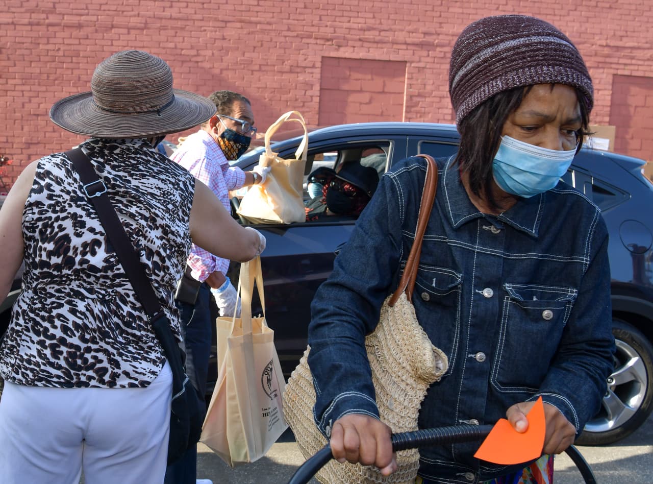 <b>Homenaje a las madres</b>. En el evento anual que dedica a las madres la ciudad de Los Ángeles, California, las homenajeadas recibieron sus presentes por las ventanas de los autos donde viajaban. 8 de mayo.