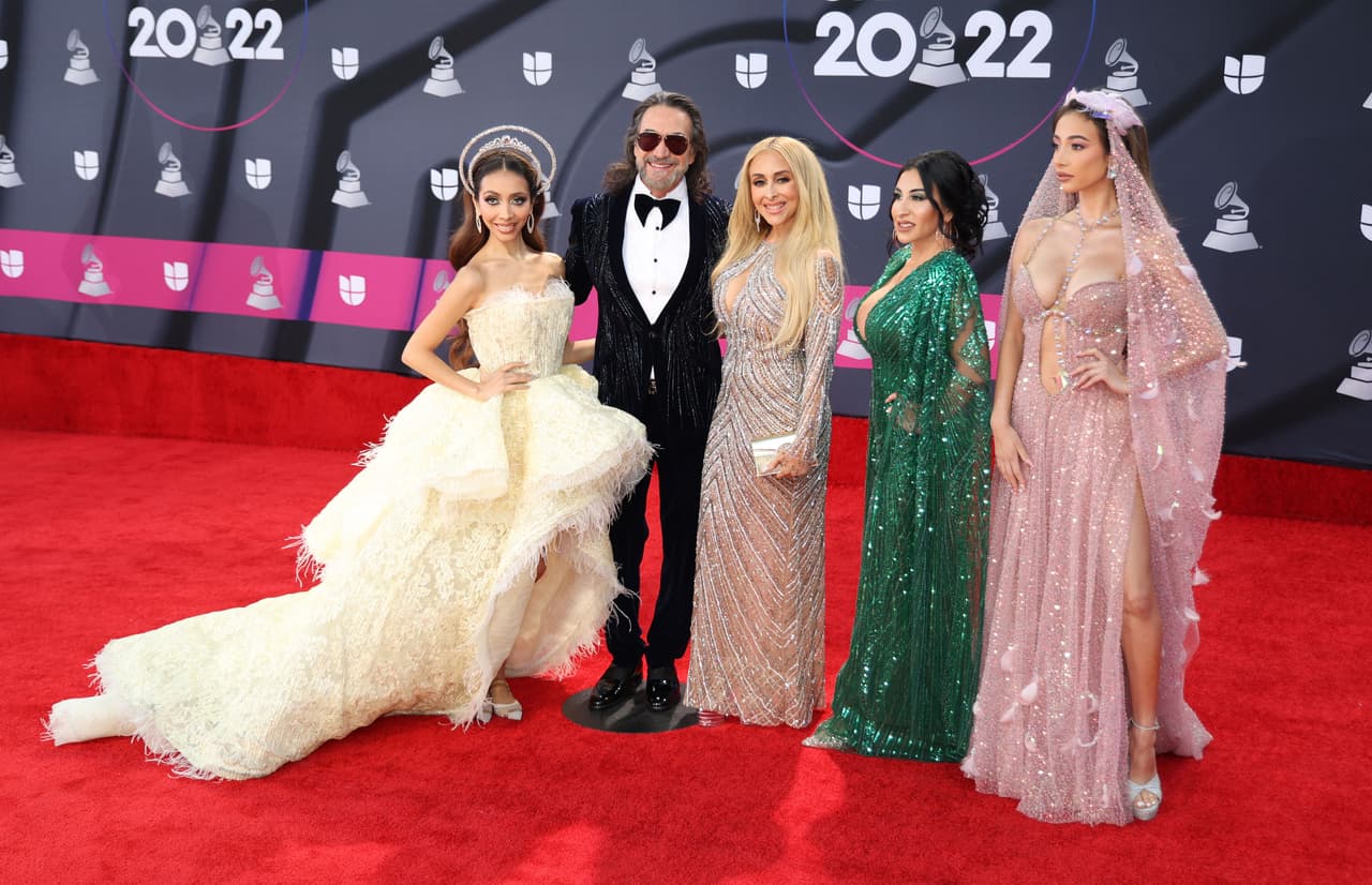 <b>Marco Antonio Solís</b>, quien fue reconocido como la Persona del Año, llegó acompañado de su familia.